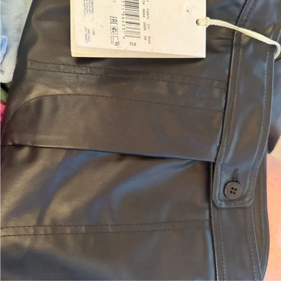 Alberta Ferretti
Alberta Ferretti Italian Luxury Leather Pants, 
$559 $1,640 - Picture 8 of 8